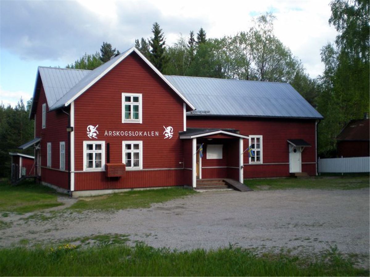 Färgbild - exteriör av Rödvit träbyggnad.
