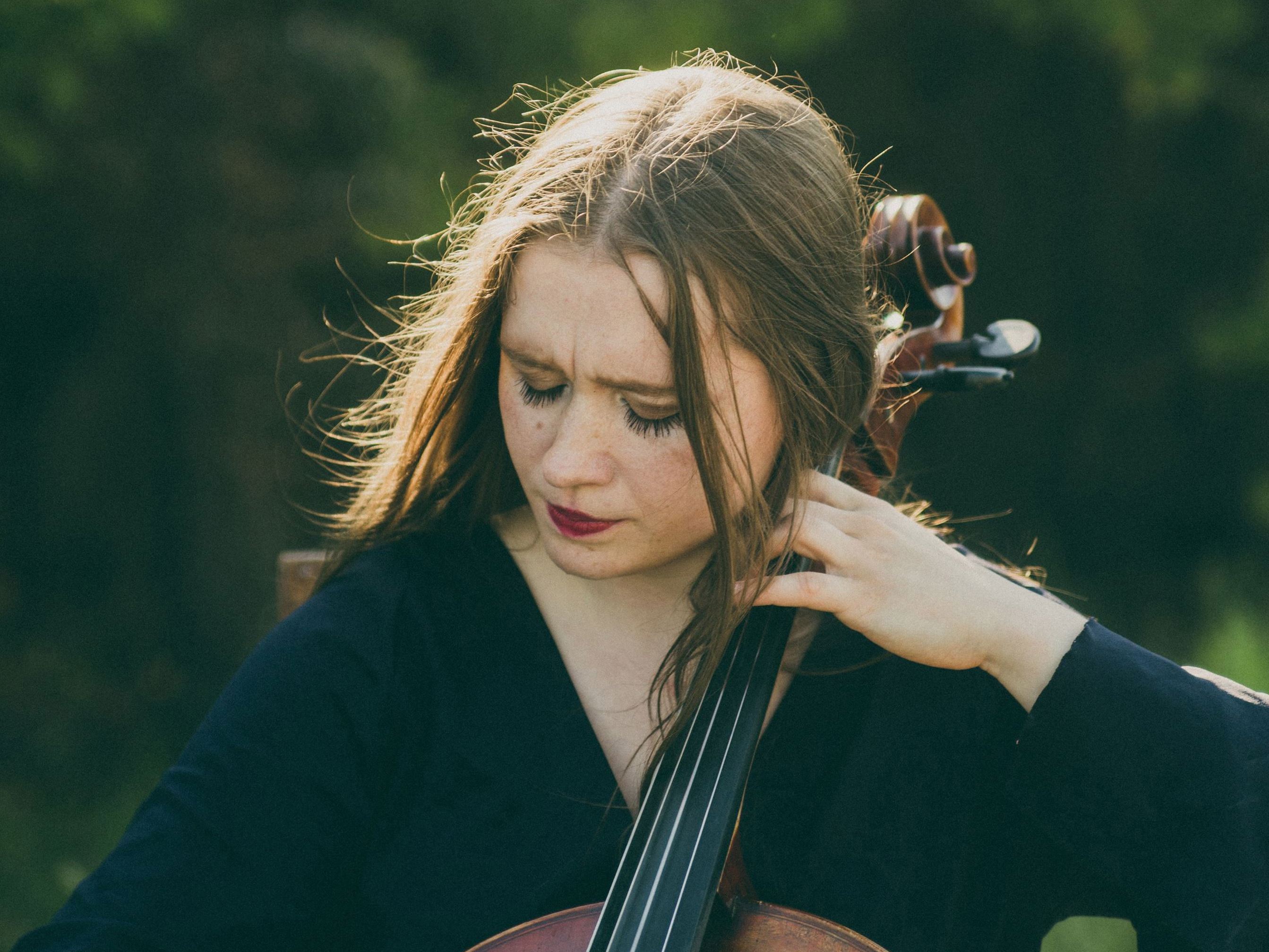 En kvinna som spelar cello.