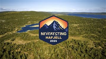 Et landskap med innsjø og fjell.