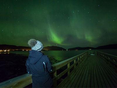 En gjest som ser på nordlyset