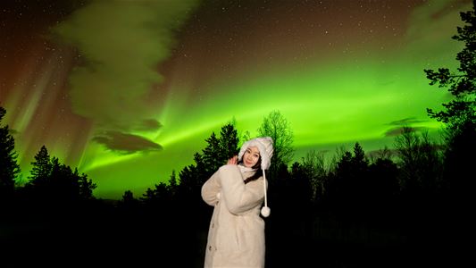 En gjest som poserer under nordlys
