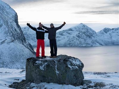 Gjester tar bilde med fjell og fjord i bakgrunnen
