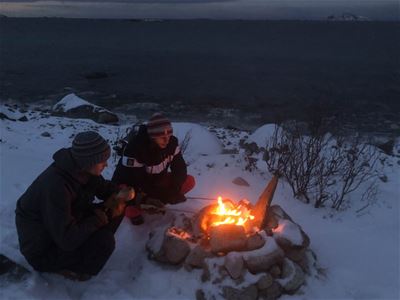 Lager mat på bålet