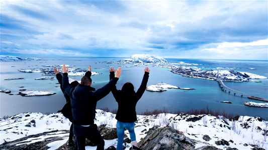 To gjester som poserer foran Sommarøy