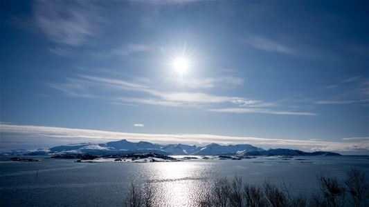 Sjøen med fjell i bakgrunnen