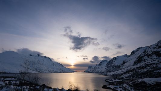 En fjord med fjell rundt