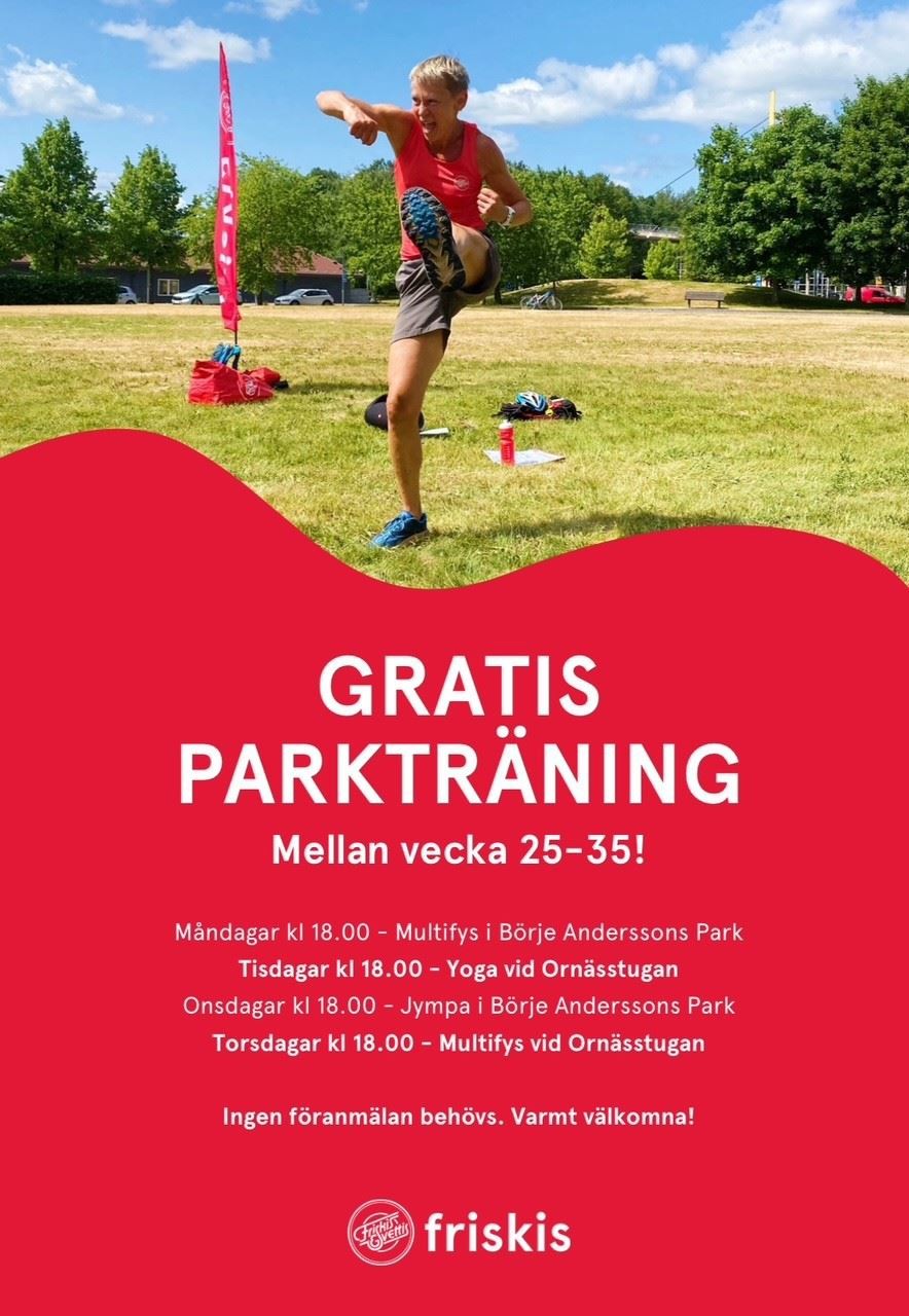 En person som står på ett gräsfält.