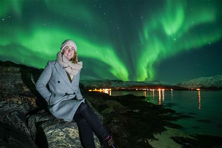 Gjest under nordlyset ved fjorden
