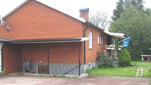 A single-storey villa with a basement.
