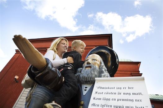 Gubben Rosenbom och barn som lyfter på hatten