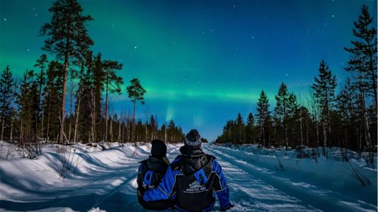 Gjester ser på nordlyset