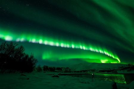 Kamera på et stativ som fanger nordlyset
