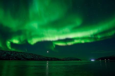 Nordlyset over kysten