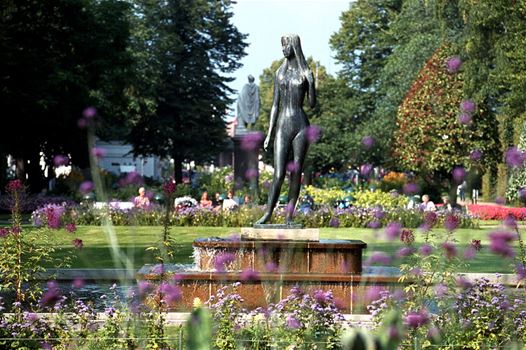 Blekingeflickan staty med Hoglandspark i bakgrunden 