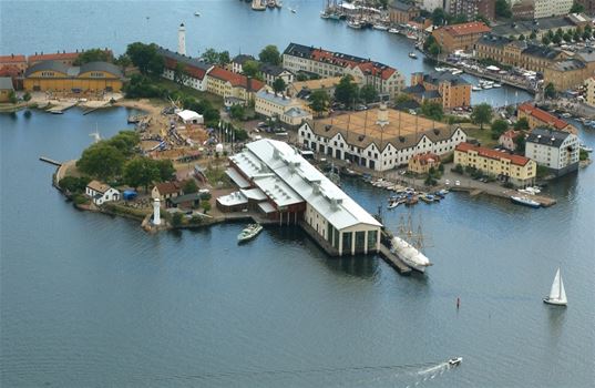 Översikts bild på Stumholmen med marinmuseum i fokus 