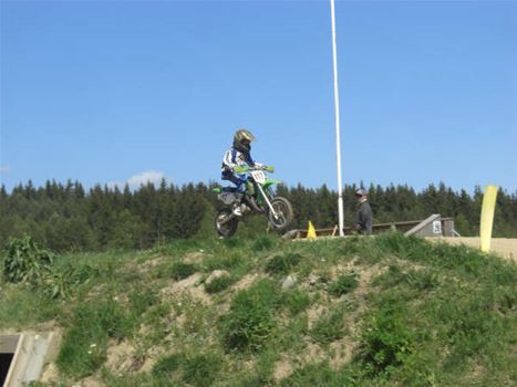 En person som kör en motorcross 