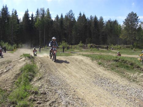 Två personer som kör motorcross