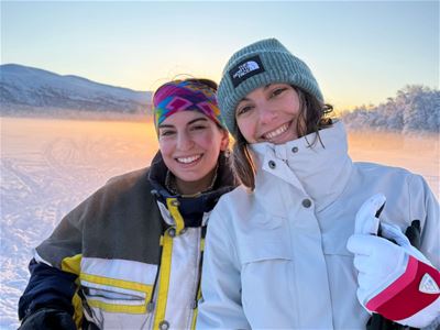 Gjester på langrennstur i det snødekte landskapet rundt Tromsø