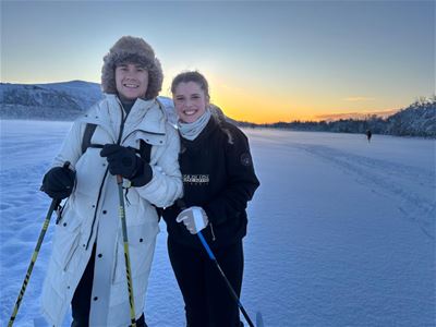 To gjester på langrennstur i det arktiske vinterlandskapet