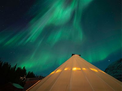 The Aurora shines above the lavvo