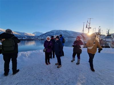 Gjester utforsker Tromsø på en guidet byvandring om vinteren