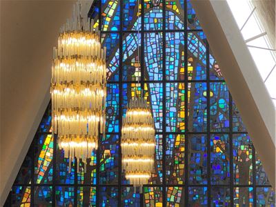 Interiøret og glassmosaikken i Ishavskatedralen