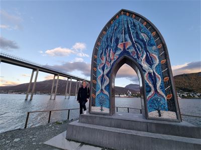 Gjest ved Porten til Ishavet med Ishavskatedralen i bakgrunnen