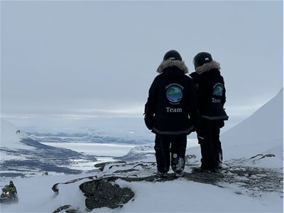 To guider med utsikt over det snødekte fjellandskapet i Skibotndalen