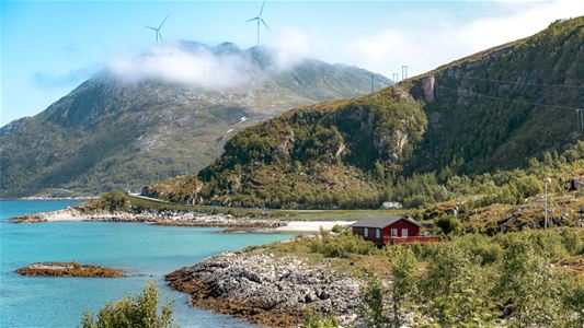 Utsikt over fjord, fjell og små kystsamfunn i det nordnorske landskapet.