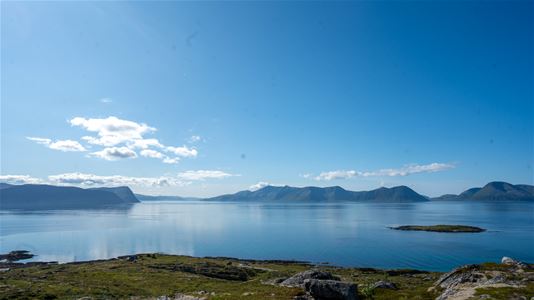 Utsikt over kystlandskapet og fjellene på Vannøya