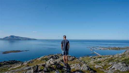 Utsiktspunkt over havet og kysten på Vannøya