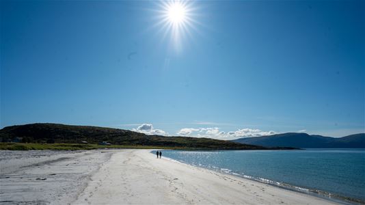Tur langs en hvit sandstrand på Vannøya