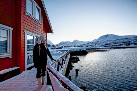 En person som står ute om vinteren og nyter utsikten