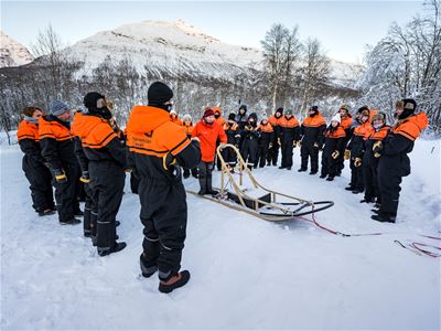 Safety briefing before a dog sledding tour at Tamokhuset