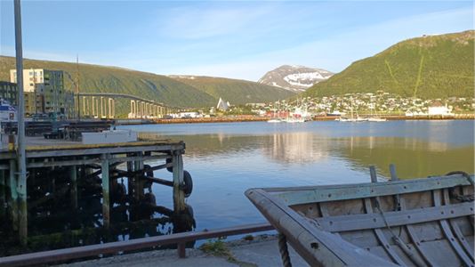 Utsikt fra sjøfronten i Tromsø, et område med lange historiske forbindelser til byens utvikling.