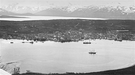 Historisk bilde av Tromsø som gir et innblikk i byens utvikling og historie.