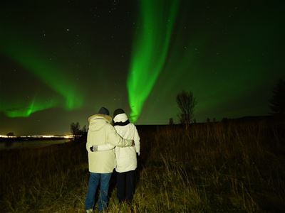 To personer som ser på nordlyset