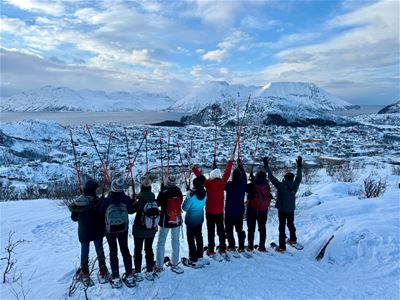 A group of guests on a snowshoe walk through the snow-covered landscape around Skjervøy.