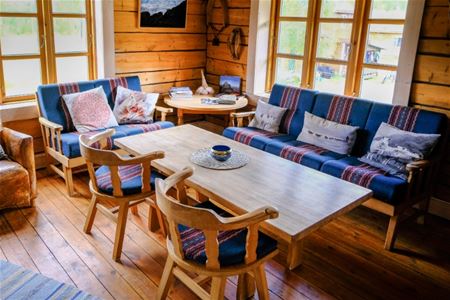 The living area inside the private husky lodge at OffTrack Experience in Målselv.