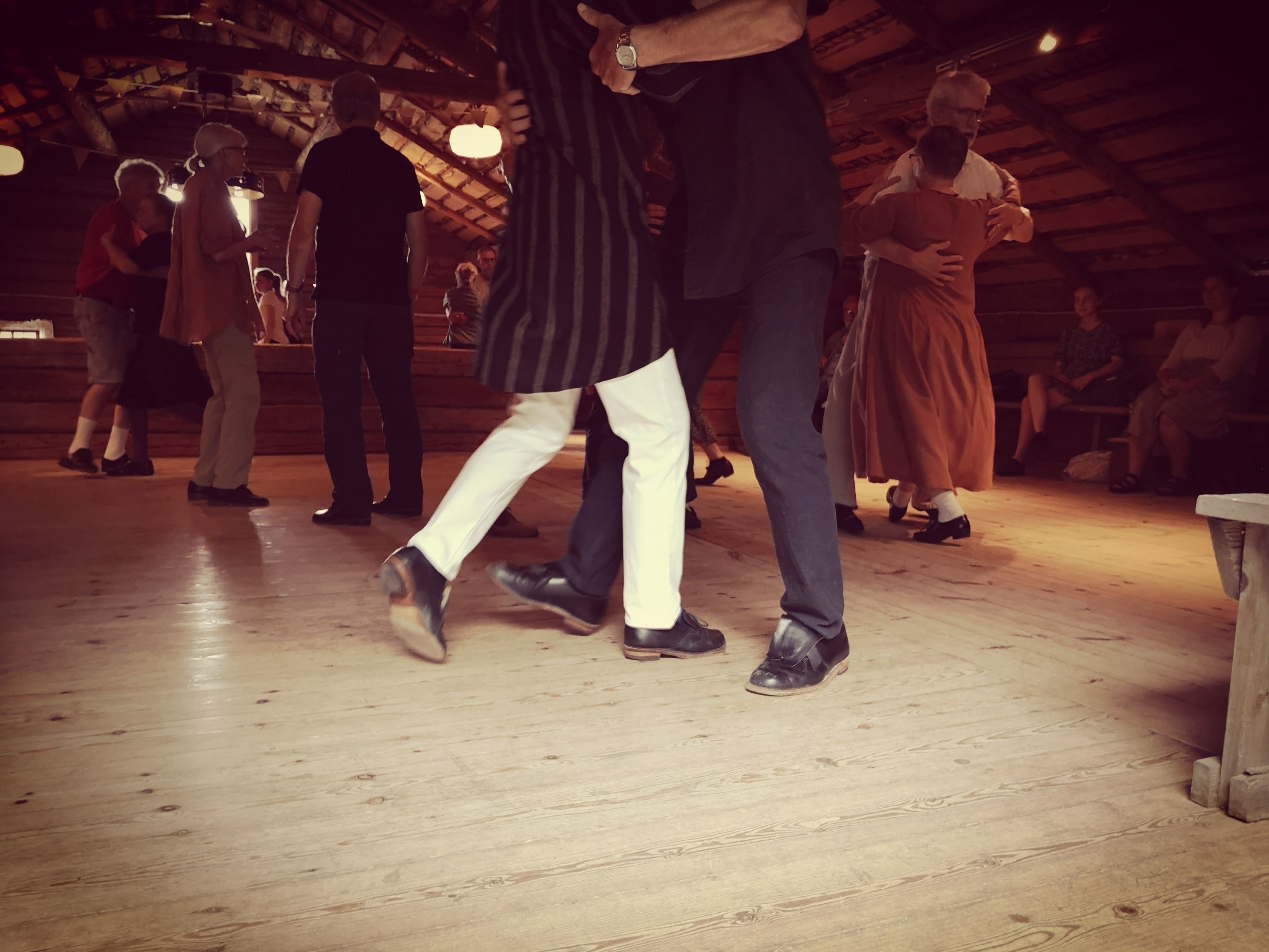 Dansa folkdans med Dellenbygdens folkdanslag