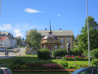 Historiske trebygninger og hage i Tromsø sentrum om sommeren.