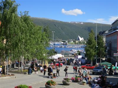 Utsikt gjennom Tromsø sentrum mot havneområdet og fjellene rundt byen.