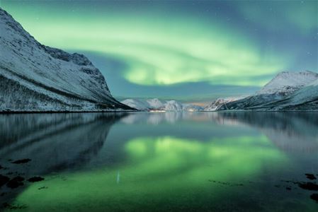 Nordlys over en fjord