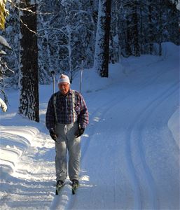 Skidåkare i spåren i Sörskog där bäddar erbjuds i Höst & Vinter Camp.