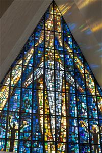 Den karakteristiske glassmosaikken inne i Ishavskatedralen i Tromsø.