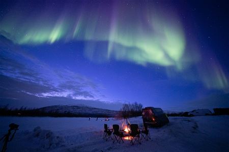 Bildet av dansende nordlys over bålplassen