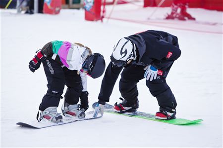 Barn i snowboardskola