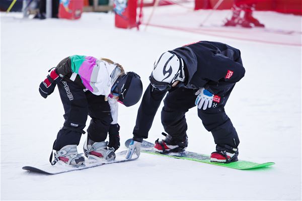 Barn i snowboardskola