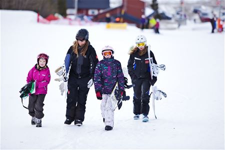 Barn i snowboardskola