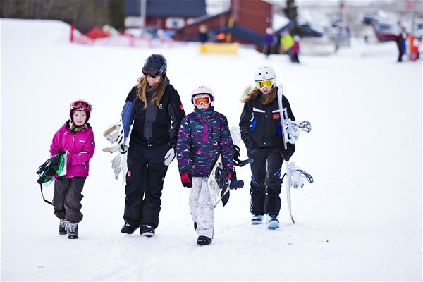 Barn i snowboardskola